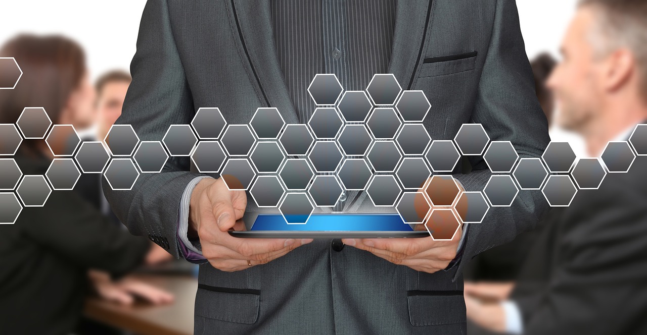 如何提高游戏的公平竞争原则来避免技术支持辅助的存在？